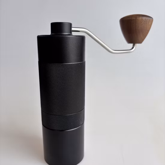 Moedor de café manual com cabo de nogueira de luxo